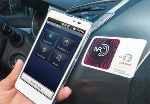 NFC智能手机Tippen，嗯Auto Media Musikvideos zu öffnen