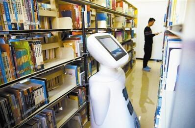 利用RFID技术自动整理书籍的AI机器人。jpg