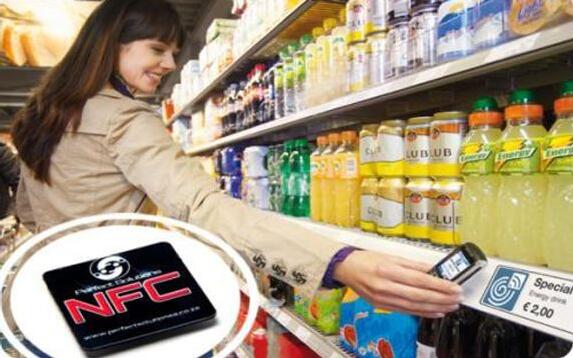 沃尔玛menggunakan标签RFID untuk meningkatkan akurasi inventaris toko